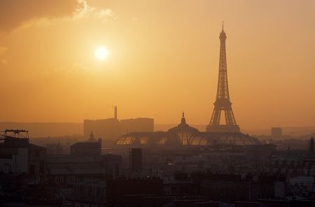 在巴黎追寻世博印记 埃菲尔铁塔是最美的遗迹