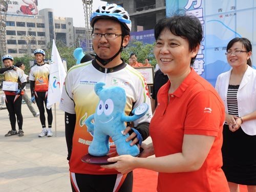 武汉学习上海好榜样 九江女市长骑车宣传世博