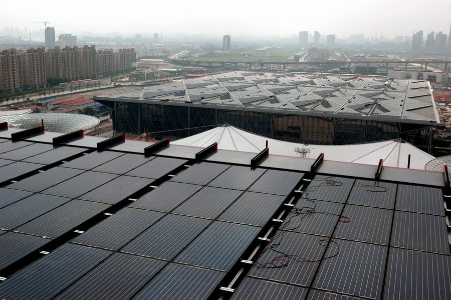 高清:世博主题馆、中国馆安装顶部太阳能板_幻