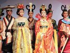 组图:东华大学学生模特秀才艺 展现古代华服