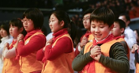 上海青少年志愿者学习创意手势 喜迎四方宾客