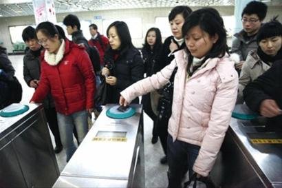 公交地铁如何降低价格 上海研究降低成本方法