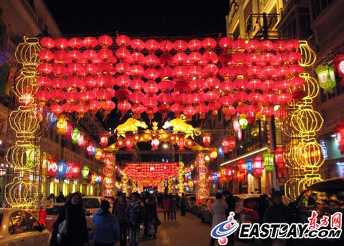 探秘上海美食一条街游客可吃美食赏灯会(图)