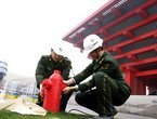 组图:60名消防员入世博地区馆助阵消防安全