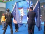 组图:海宝带我看世博国际小记者报大赛授旗