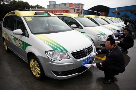 百辆世博绿色出租投运 配备地图雨具方便乘客