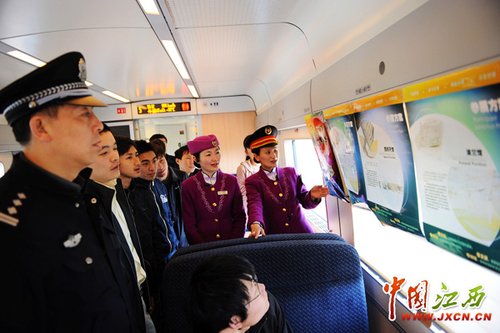 图文:南昌至上海动车组成流动世博展馆