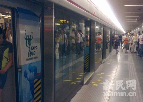 人民广场站乘客接力“冲门” 先上者堵门等人