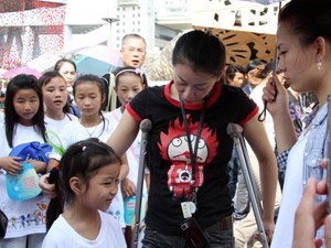 金晶带侗族小孩游世博