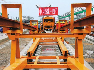 图文:京沪高铁徐州至蚌埠段19日起开始铺轨
