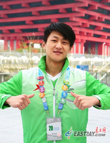 志愿者自称世博小白菜 休息时间也工作(图)