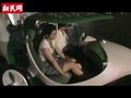 Video: Automotive Museum konceptni automobil vožnje pokazuju deset turisti sretni testnu vožnju