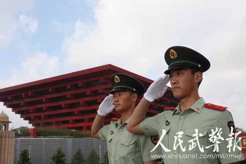 我们向中国馆(网上中国馆 网上中国馆))敬礼 图片来源:人民武警报