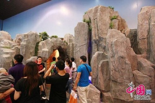 新华网特写:人民的乐园朝鲜馆 纪念邮票热销