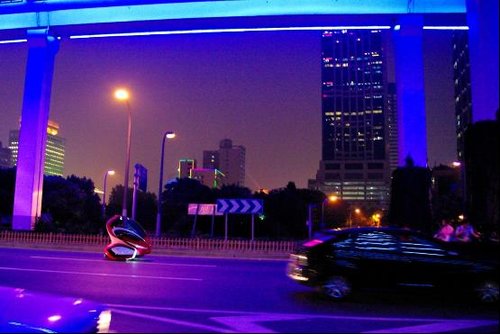 汽车馆概念车驶上上海最繁华商业街-淮海路