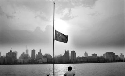 哀悼遇难同胞 世博志愿者面向舟曲默哀(图)_世博_腾讯网