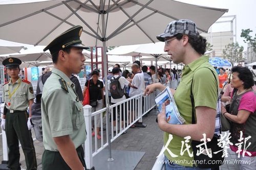 10月1日,正在世博园区执勤的武警8721部队全体执勤官兵,面向巍峨的