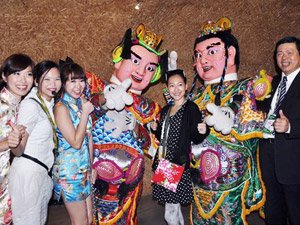 小S9月24日和老公许雅钧一家人参观上海世博会