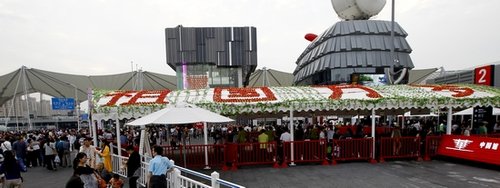 中国龙将领衔国庆巡游 《建国大业》园区上演