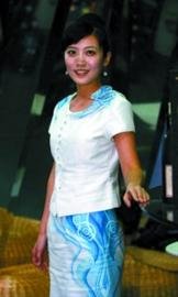 山东馆美女解说员世博园里写经济学论文(图)