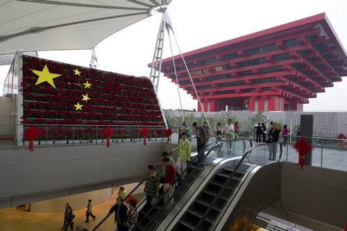 中国龙将领衔国庆巡游 《建国大业》园区上演