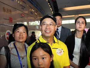 李宁第五次进世博园 给孩子当导游成世博专家