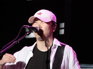 中国摇滚教父崔健献艺世博低碳音乐会