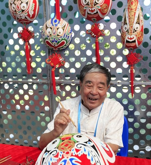 图文:陕西民间艺术大师画社火脸谱