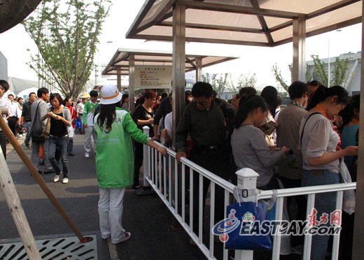 世博轴饮用水专卖店瓶装饮料全部售罄(图)