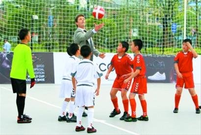 今日丹麦国家馆日 王储为小学生足球赛开球