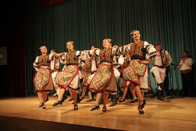 罗马尼亚民族服装特色浓舞蹈手脚配合难度高