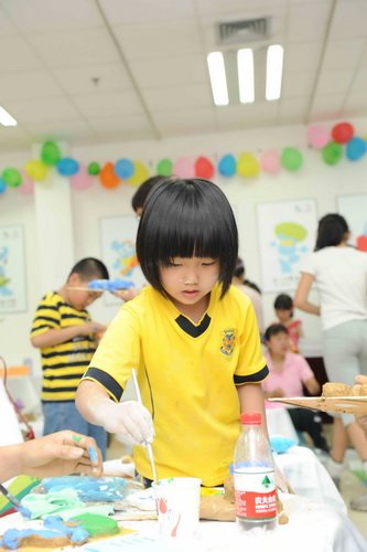 北京国奥村启动暑期活动 儿童制作低碳海宝