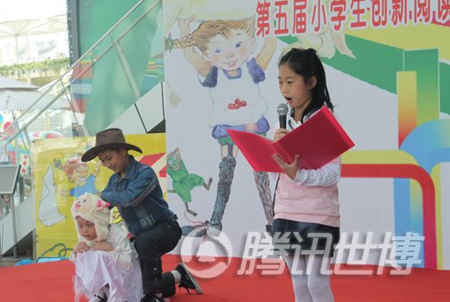 瑞典馆小学生创新阅读表演赛 冠军收获童话书
