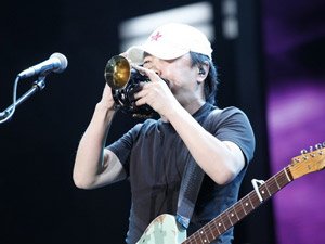 中国摇滚教父崔健献艺世博低碳音乐会