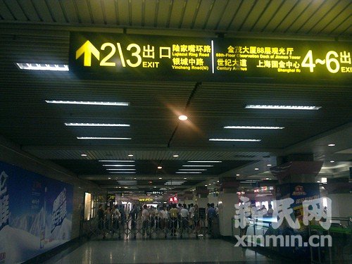上海地铁2号线限流首日体验将增设英文告示