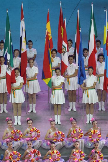 图文:美女护旗手惊艳亮相世博闭幕式晚会现场
