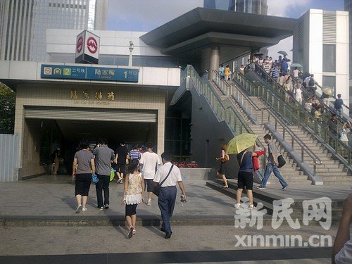 上海地铁2号线限流首日体验 将增设英文告示