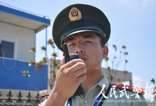 守卫某水厂的武警8611部队执勤官兵始终保持高度警惕.