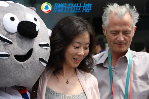 法国馆奖第200万名幸运参观者价值万余元礼品