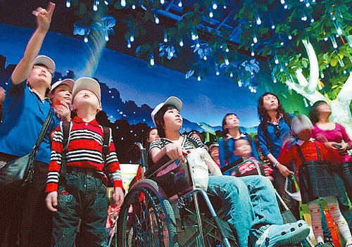 图文:上海儿童福利院百名孤儿参观世博园