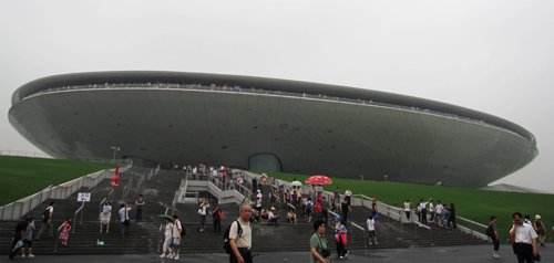 上海警方成功劝阻园区内一游客过激行为