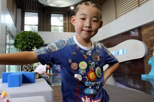 <em>6岁男孩</em>6次游世博+理海宝<em>发型</em>大秀18枚徽章
