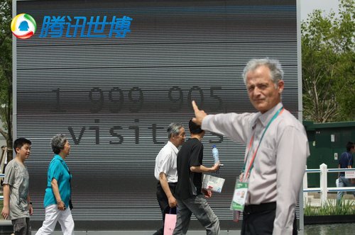 法国馆奖第200万名幸运参观者价值万余元礼品