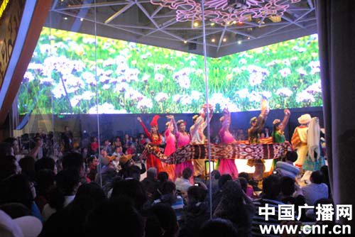 黄金周新疆馆日接待3万游客 歌舞表演聚人气
