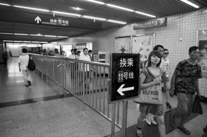 上海地铁江苏路站新增隔离护栏 防客流对冲