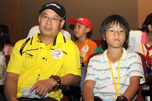 李宁携爱子与民工子弟同游园 称世博属于孩子