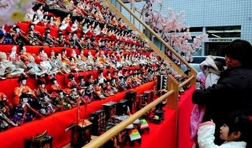 日本女儿节:艳丽人偶为女孩祈祷健康幸福