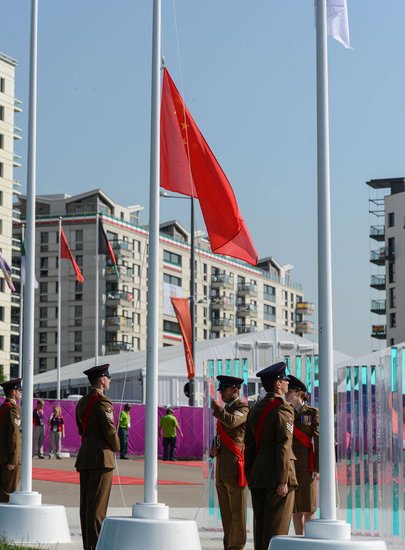 中国代表团举行升旗仪式 正式入驻伦敦奥运村