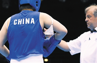 中国女拳手遭遇尴尬 内衣<em>吊带</em>脱落仍获胜(图)_