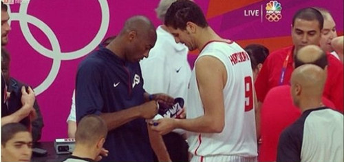 科比人气爆棚魅力无敌 突尼斯球员索飞侠签名